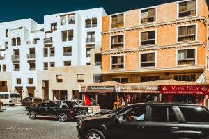 un todoterreno negro estacionado frente a un edificio en Petra Main Gate, en Wadi Musa