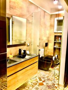 Bathroom sa Apartment Suite residence al porto Vulcano