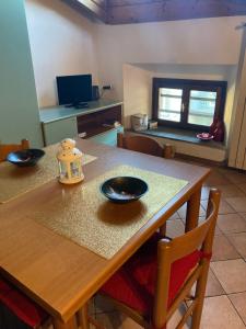 una cocina con una mesa de madera con dos platos. en La Casa Rustica Di Ale E Becky, en Bérgamo