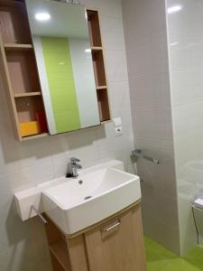 y baño con lavabo blanco y espejo. en Habitaciones en alquiler en piso compartido en Valencia