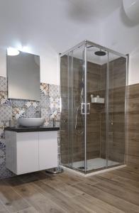y baño con ducha acristalada y lavamanos. en Alloggio Turistico Puccini en Perugia