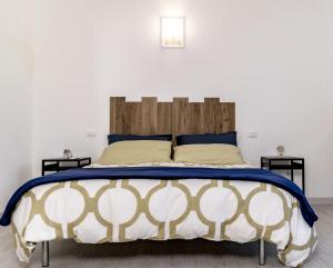 una camera con un grande letto con testiera in legno di Alloggio Turistico Puccini a Perugia