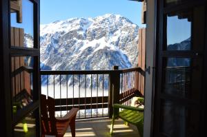 einen Balkon mit Blick auf einen schneebedeckten Berg in der Unterkunft 4P - Ski Villard-Reculas domaine Alpe d'Huez in Villard-Reculas