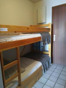 ein paar Etagenbetten in einem Zimmer in der Unterkunft 4P - Ski Villard-Reculas domaine Alpe d'Huez in Villard-Reculas