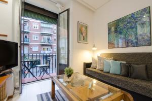 A television and/or entertainment centre at Apartments Plaza Mayor