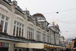 un grande edificio con molte finestre su una strada di Laurentia Penthouse Apartment a Merano