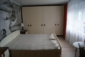 a bedroom with a large bed and a window at Ferienwohnung auf dem Dach des Frankenwaldes in Schwarzenbach am Wald