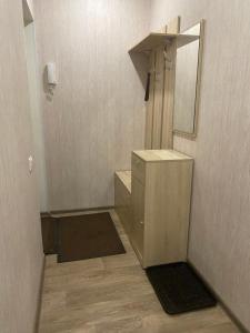 La petite salle de bains est pourvue d'un lavabo et d'un miroir. dans l'établissement Уютные апартаменты на Тверском проспекте, à Tver