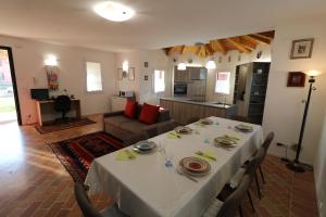 - un salon avec une table et un canapé dans l'établissement Casa al Piave - appartamento a 5 km dal mare, à Eraclea