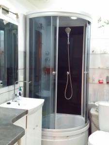 y baño con ducha y lavamanos. en Apartment Auseklis, en Riga