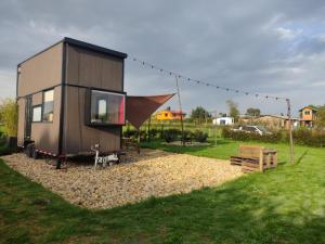 une petite maison assise au sommet d'un tas de gravier dans l'établissement Quyé Tiny House, à Tenjo