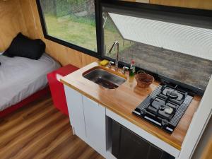 Kuchyň nebo kuchyňský kout v ubytování Quyé Tiny House + 13 fotografií