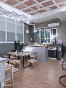 - une cuisine et une salle à manger avec une table et des chaises dans l'établissement Xiaodou B&B, à Taïtung
