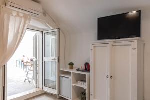 Televízia a/alebo spoločenská miestnosť v ubytovaní Albergo Diffuso Monopoli