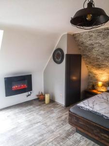 una camera con letto e TV a parete di Rheinterrasse Wohnung 3 a Lahnstein