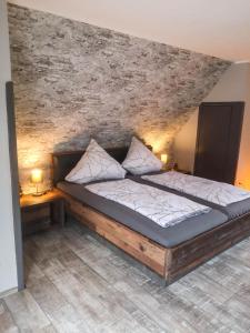 un letto con due cuscini sopra in una stanza di Rheinterrasse Wohnung 3 a Lahnstein