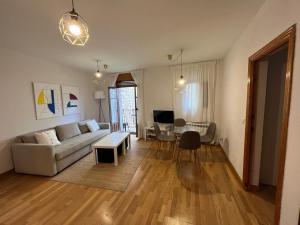 salon z kanapą i stołem w obiekcie El Rincon De San Gil w mieście Burgos