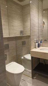 een badkamer met een toilet en een wastafel bij Ruby Apartment #4 in Kejayan