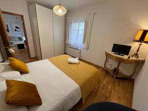sypialnia z łóżkiem i biurkiem z laptopem w obiekcie El Rincon De San Gil w mieście Burgos