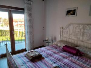 um quarto com uma cama com uma mala roxa em B&B La Casa di Giuliana em Cermignano