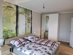 um quarto com uma cama e uma grande janela em Beim Eifelfranken em Darscheid