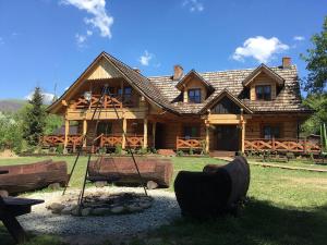 韦特利纳Biesówka的小屋前方设有火坑的大型小木屋