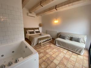 Ein Bett oder Betten in einem Zimmer der Unterkunft Mas de l'Aranyó - Eco Wellness Spa