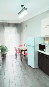 A kitchen or kitchenette at 2кк люкс 3-я Слободская/Кузнецкая