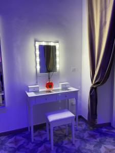 a dressing table with a stool and a mirror at CasArcieri72 in Barletta