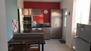 Een keuken of kitchenette bij Gîte La Hutière près d'Ancenis +10 foto's