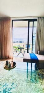 Ellipse Luxury High Rise Apartment في ميدراند: فندق غرفه بسرير ومسبح في الارضيه