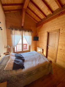 A bed or beds in a room at Chalet Pétérets