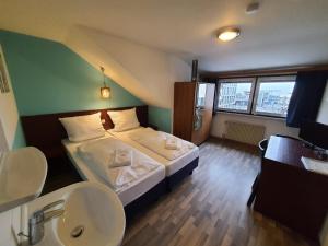 Postel nebo postele na pokoji v ubytování Hotel Pension Graf + 27 fotografií