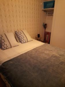 a bedroom with a large bed with two pillows at Superbe appartement in Saint-Quay-Portrieux