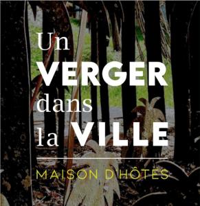 uma capa de livro com as palavras unverger dans la village em Un Verger dans la Ville em Saint-Parres-aux-Tertres