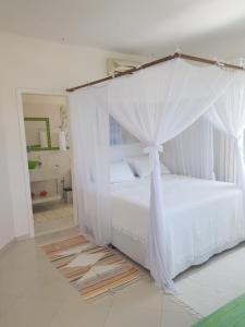 Una cama o camas en una habitación de Vila charmosa na praia do Mutá