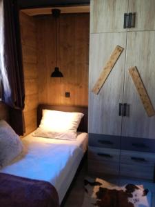 ein Schlafzimmer mit zwei Betten und einer Kommode in der Unterkunft LES CHALET Kranjska Gora I in Kranjska Gora