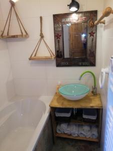 ein Badezimmer mit großer Badewanne und Waschbecken in der Unterkunft LES CHALET Kranjska Gora I in Kranjska Gora