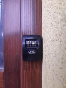 un bouton de porte noire sur une porte en bois dans l'établissement Ady Apartman, à Tata