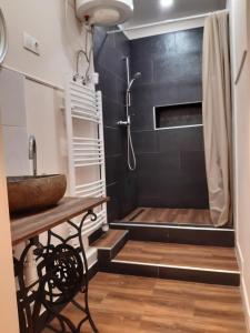łazienka z prysznicem i umywalką w obiekcie Ady Apartman w mieście Tata