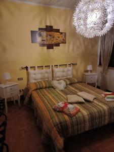 una camera con letto e lampadario a braccio di Quo Vadis Qui Vieni a Rovigo