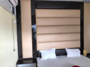 Hotel Abhishek客房内的一张或多张床位