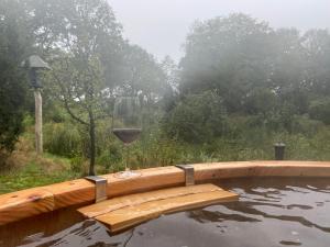 Wildwestruurlo في رورلو: كوب من النبيذ على حافة حوض استحمام ساخن