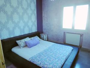 um quarto com uma cama com duas almofadas em Beautiful appartment with a glorious sea view em Monastir