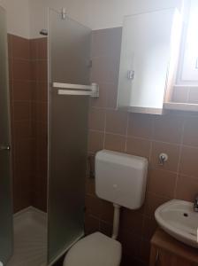 La salle de bains est pourvue de toilettes et d'un lavabo. dans l'établissement Joe Beach Apartman, à Keszthely