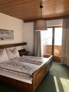 ein Schlafzimmer mit einem Bett und einem großen Fenster in der Unterkunft Ferienhaus Gerti Werfenweng in Werfenweng