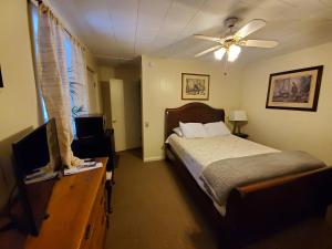 a bedroom with a bed and a ceiling fan at Lakewood Lodge & Restaurant in Lakewood