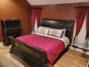 una camera da letto con un grande letto con lenzuola e cuscini rosa di 1Min to Percy Priest Lake 2 Masters Quiet Family Home a La Vergne Altre 17 foto