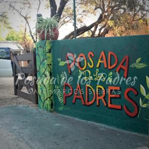 una señal que dice Pasadenas patatas en una valla en Posada de los Padres - EL LAUREL en San Marcos Sierras