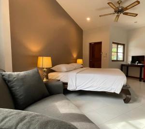 Postel nebo postele na pokoji v ubytování The Pace Phuket Boutique Resort